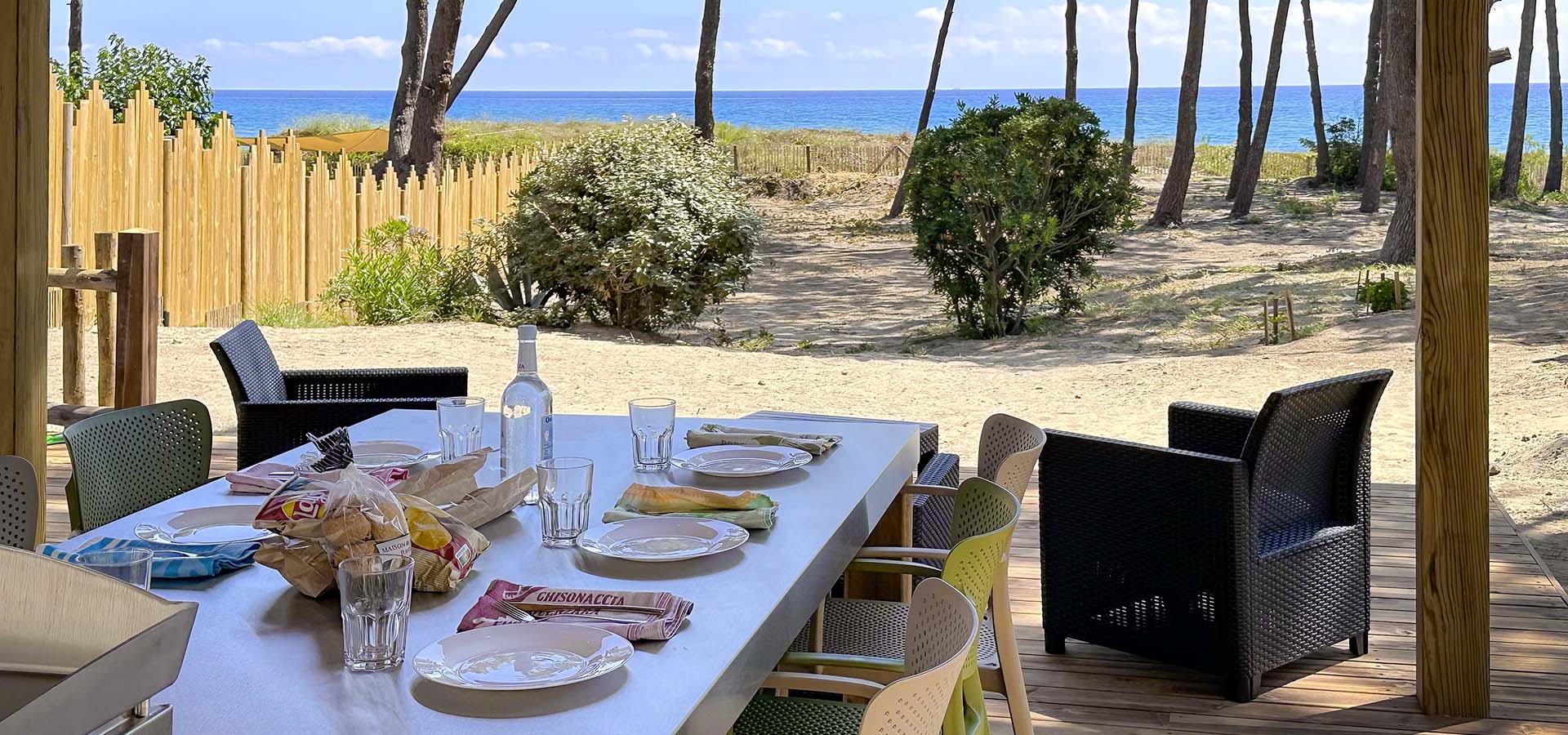 Camping san damiano bungalow Ultra lusso table repas gros plan vue mer
